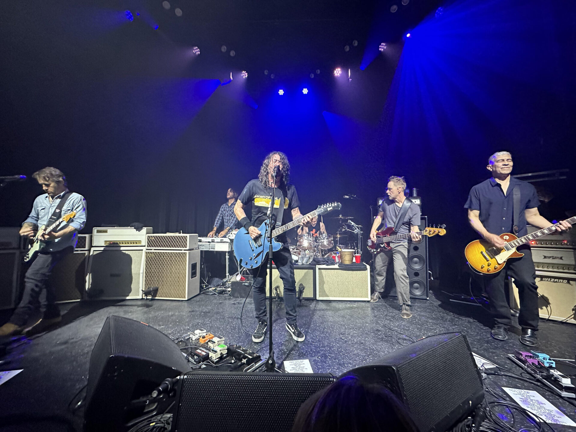 Foo Fighters v klubu The Atlantis (DrivingBusiness/Reddit)