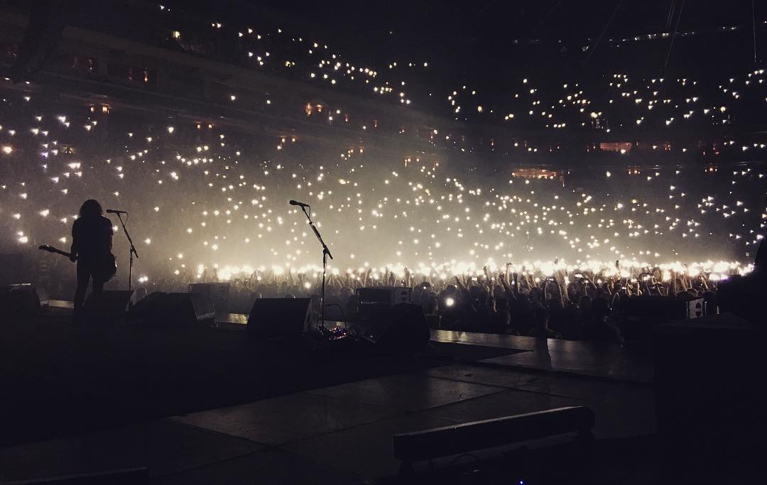 Momentka z vystoupení Foo Fighters v pražské O2 areně (27. 6. 2017)