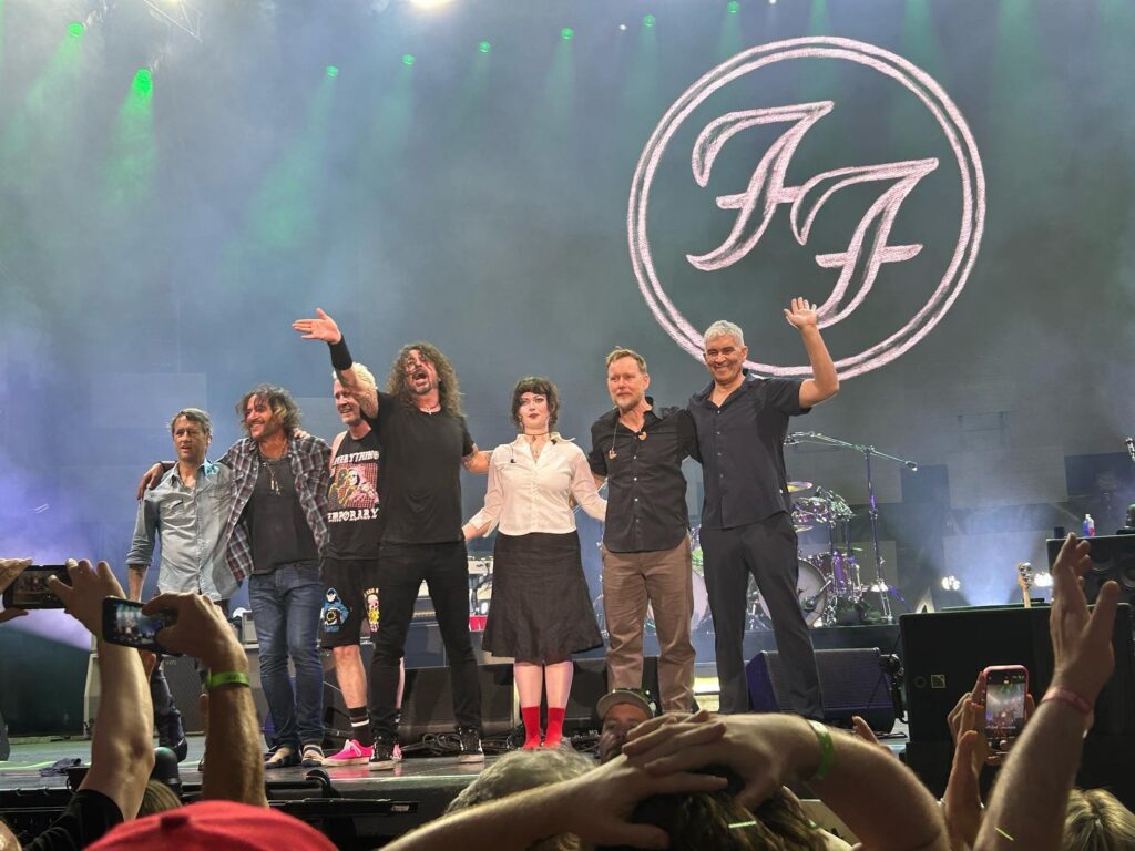 Foo Fighters ve Walmart AMP (Derek Deek Kastner/Instagram)