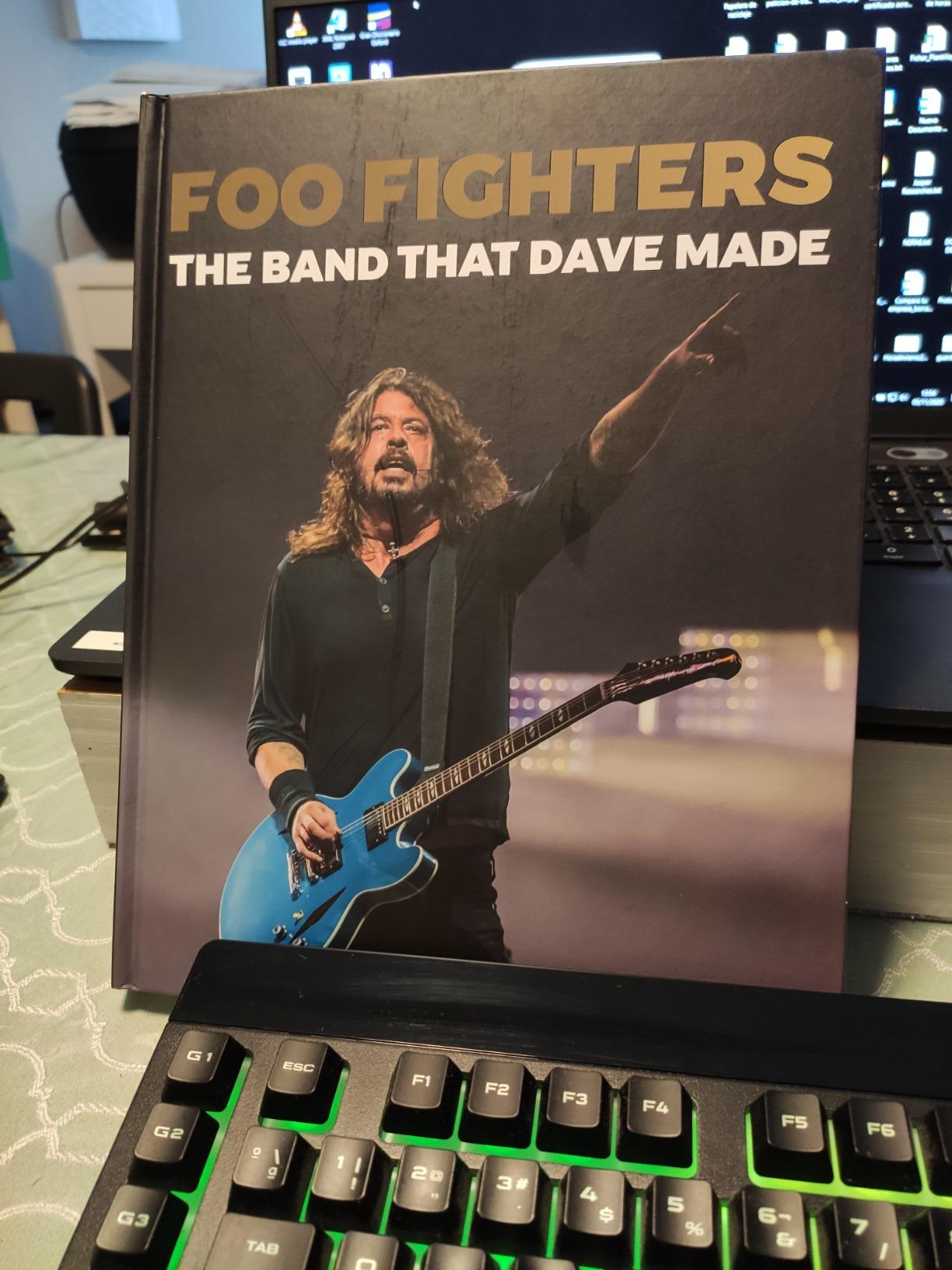 Originální verze knihy Foo Fighters: The Band That Dave Made z roku 2019 (Amazon)