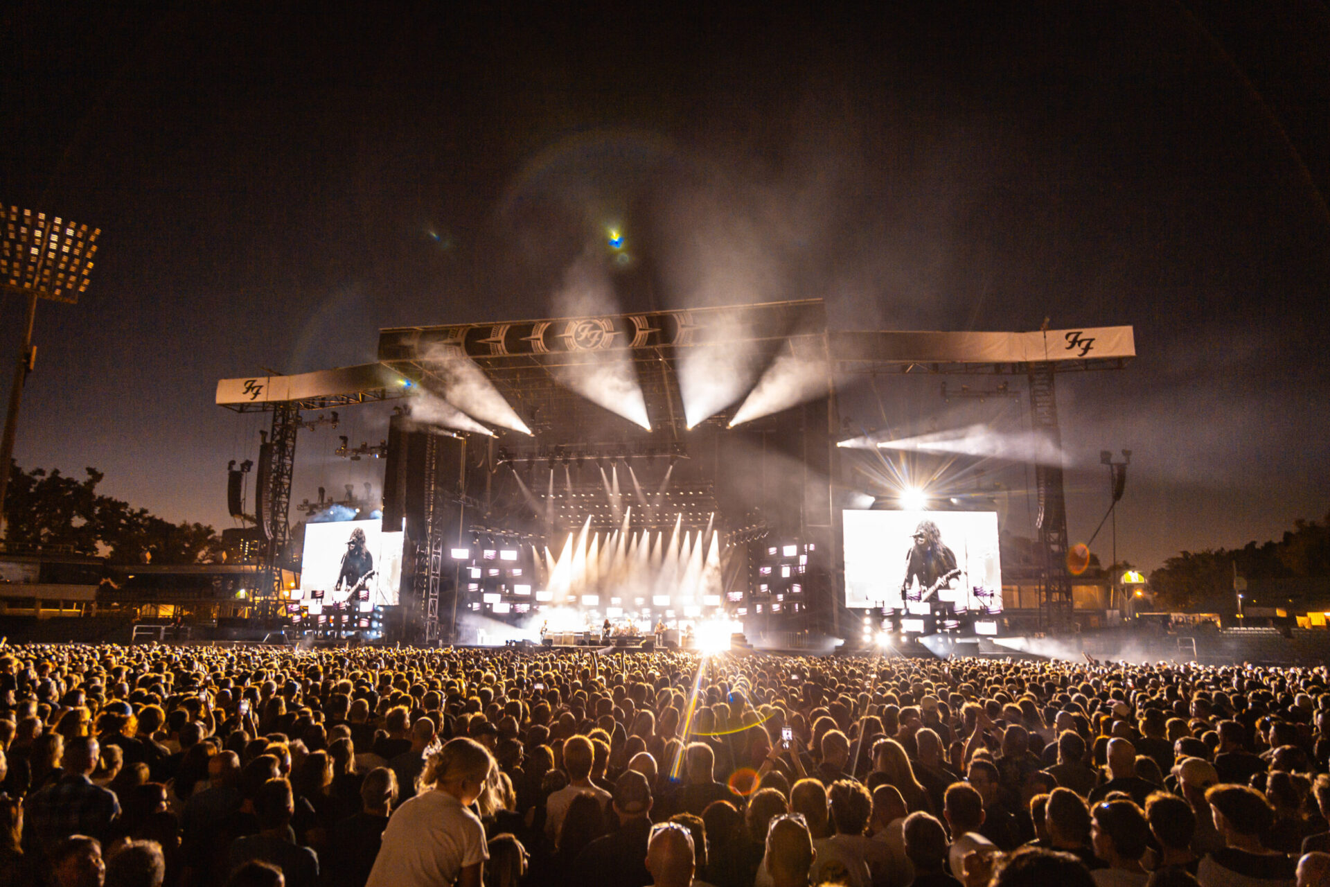 Foo Fighters během vystoupení v Perthu (Stu McKay/X-Press Magazine)