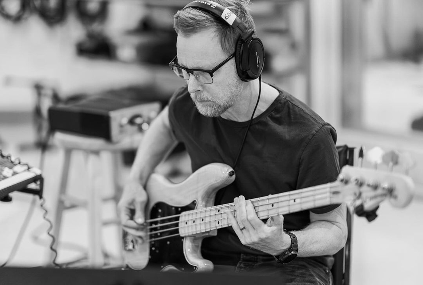 Nate Mendel ve Studiu 606 při nahrávání pro album 'Mere Survival' (Priscilla Scott/Instagram)