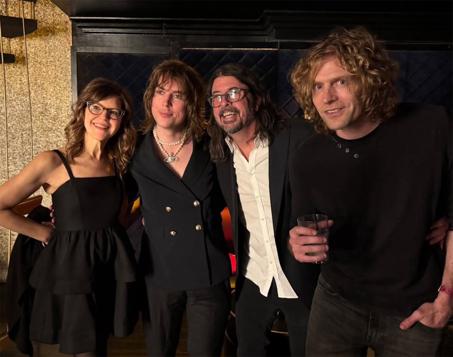 Lisa Loeb, Luke Spiller, Dave Grohl a Wiley Hodgen na benefici v Los Angeles (Hannah Hodgden/Instagram)