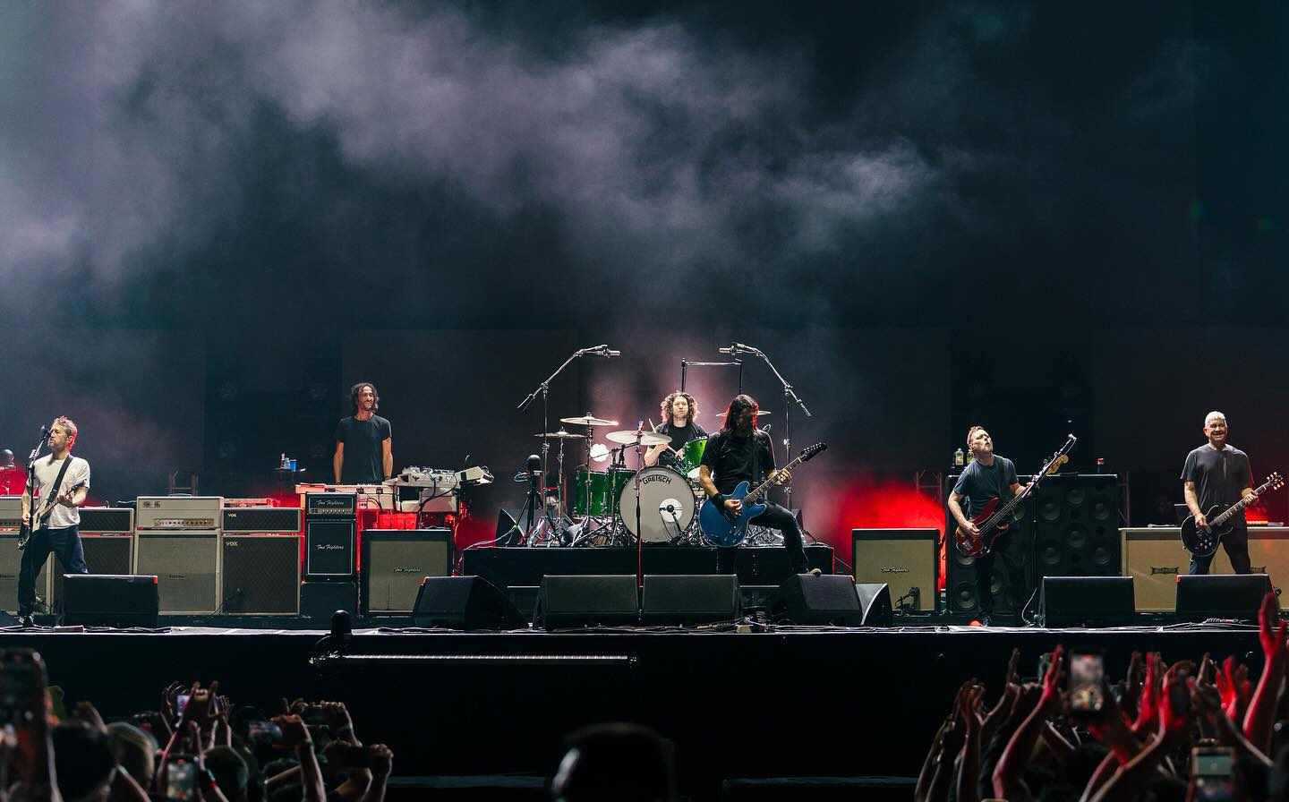 Foo Fighters během vystoupení v Jakartě (Ravel Entertainment/Instagram)