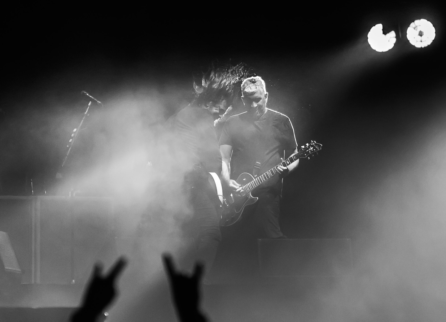 Dave Grohl a Pat Smear během vystoupení Foo's v Mexico City (Carlos Maycotte/Instagram)