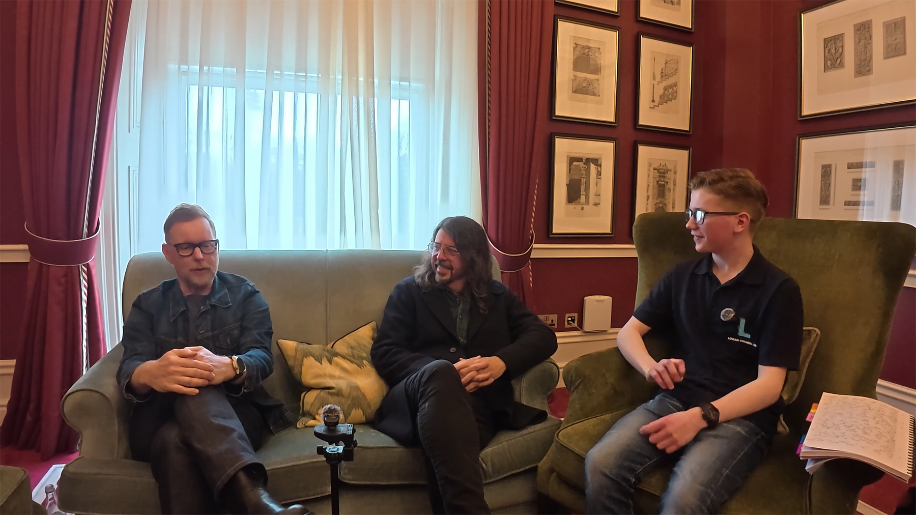 Nate Mendel a Dave Grohl v podcastu Logan Sounds Off